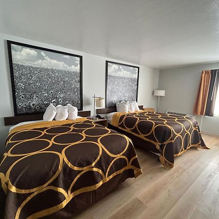 Super 8 By Wyndham Sterling Co Hotell Eksteriør bilde