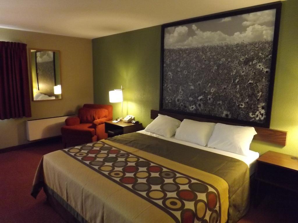 Super 8 By Wyndham Sterling Co Hotell Eksteriør bilde