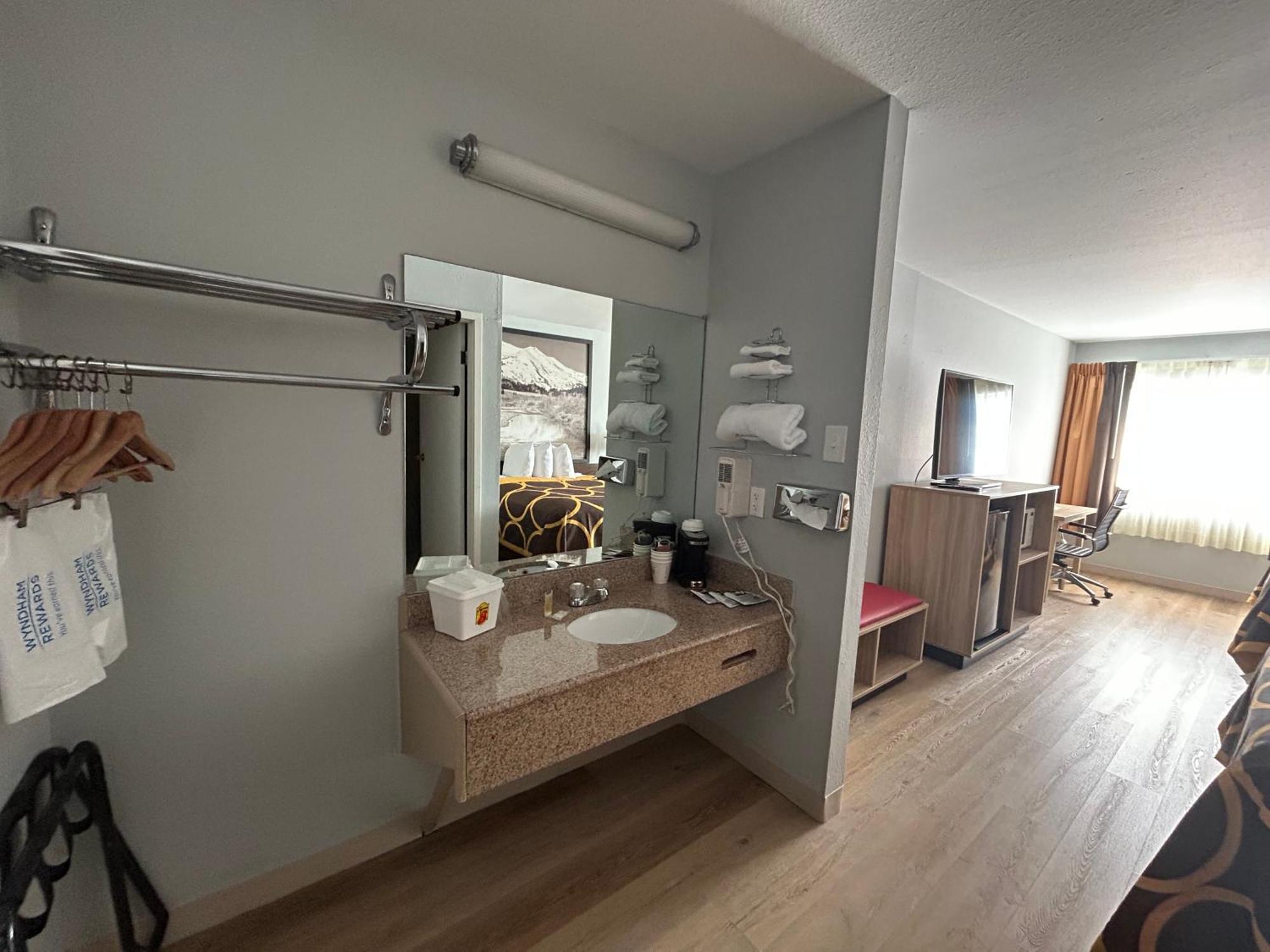 Super 8 By Wyndham Sterling Co Hotell Eksteriør bilde