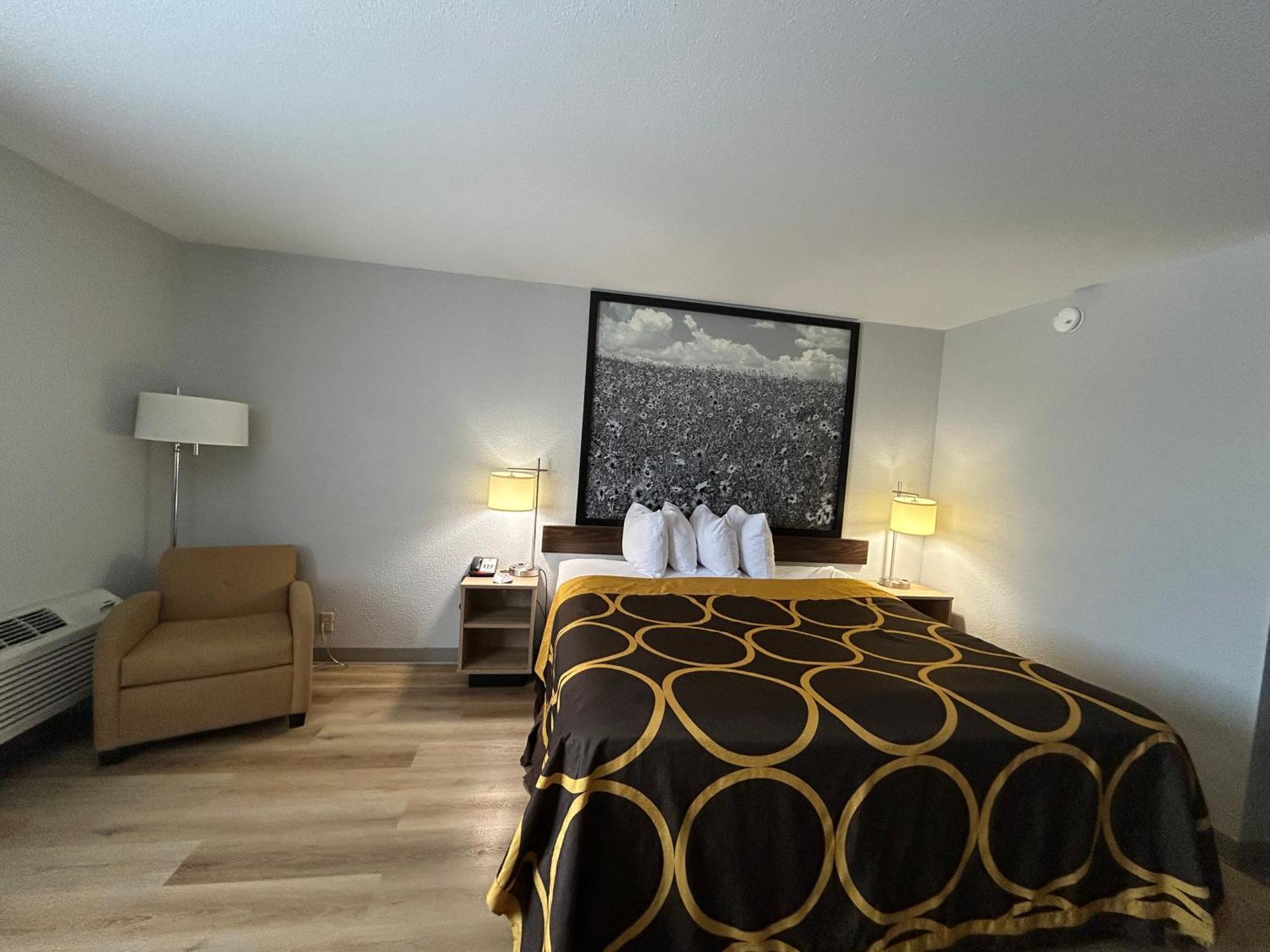 Super 8 By Wyndham Sterling Co Hotell Eksteriør bilde