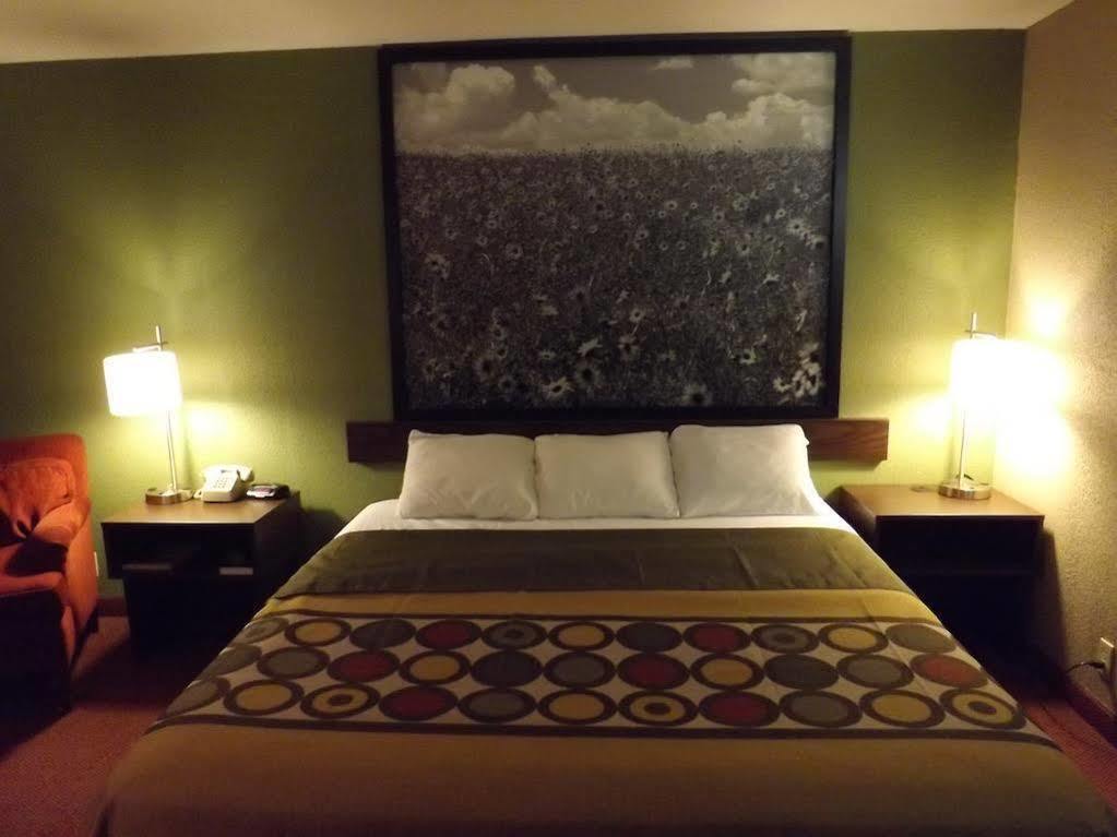 Super 8 By Wyndham Sterling Co Hotell Eksteriør bilde