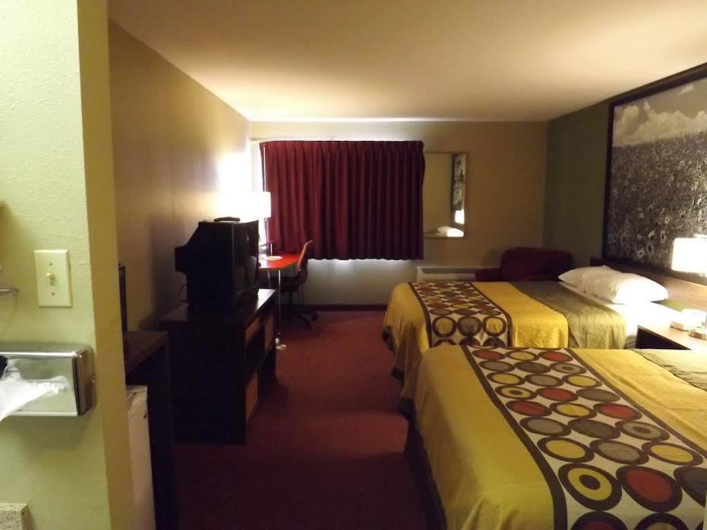 Super 8 By Wyndham Sterling Co Hotell Eksteriør bilde